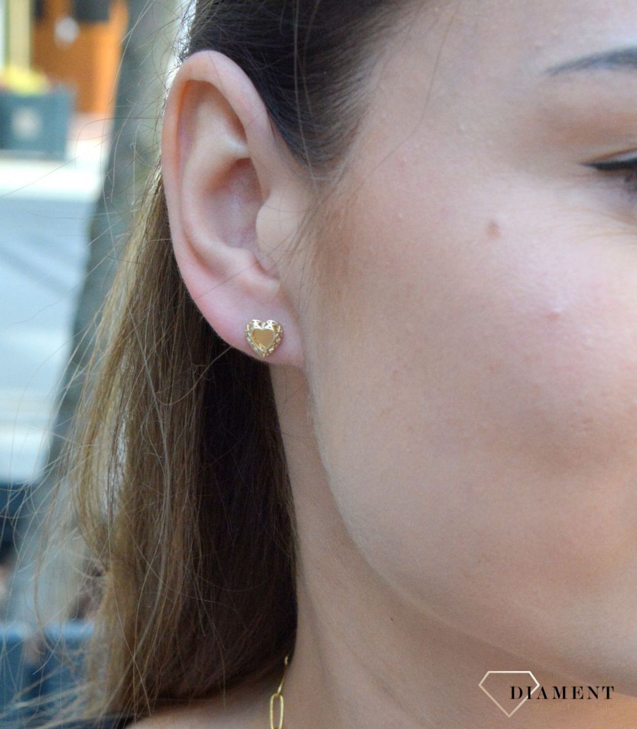 Złote kolczyki 333 serca ażurowe KL 9471 333 Minimalistyczna biżuteria zapinana na wygodne zapięcie na sztyft, doda subtelnego blasku stworzonej stylizacji. Tego typu kolczyki, pięknie się będą prezentowały same lub w zestawie.jpg